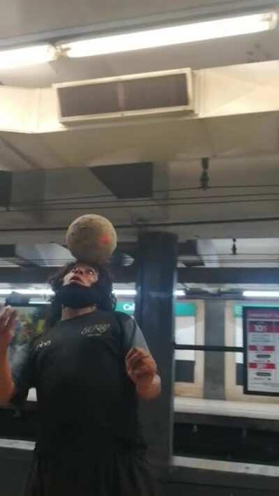 Me encontré a este maestro en el subte. Cabe acotar que el tipo estaba en Crocs