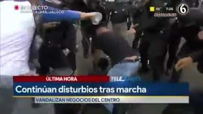 Prenden fuego a policía en Guadalajara(no se pasen raza)