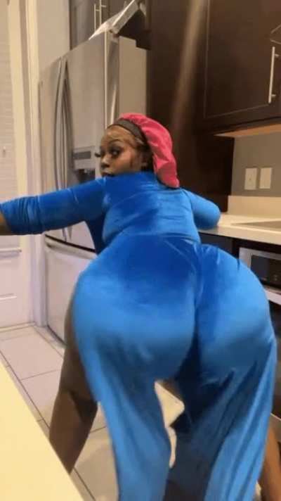 “Come on, your daddy over there watching the game he ain’t paying attention. Jack that nut out on my cheeks right now”