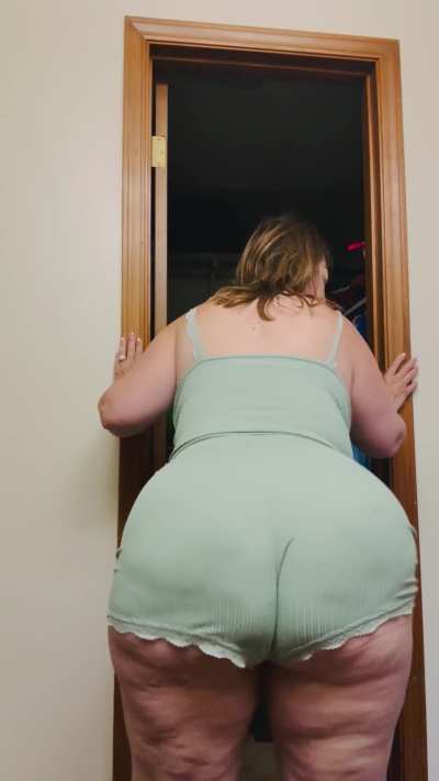 Sniff My Morning MILF Farts Little Man.  I Saved Every Ripe Rip For Your Tiny Nose 💨🍑