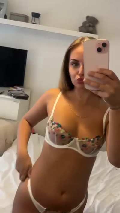 I'm horny and wanna show my body off