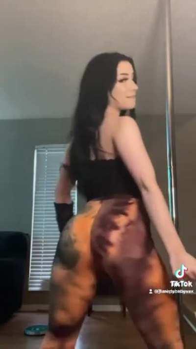 Stop looking at me like that😏😏