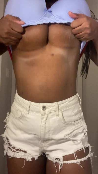 Let’s fuck underneath the fireworks tonight ?🎉