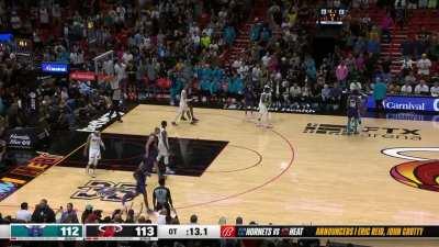 [Highlight] Kelly Oubre Jr. is called for a travel right off the catch from inbounds