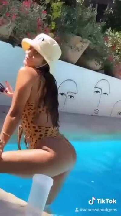 Vanessa Hudgens shaking ass