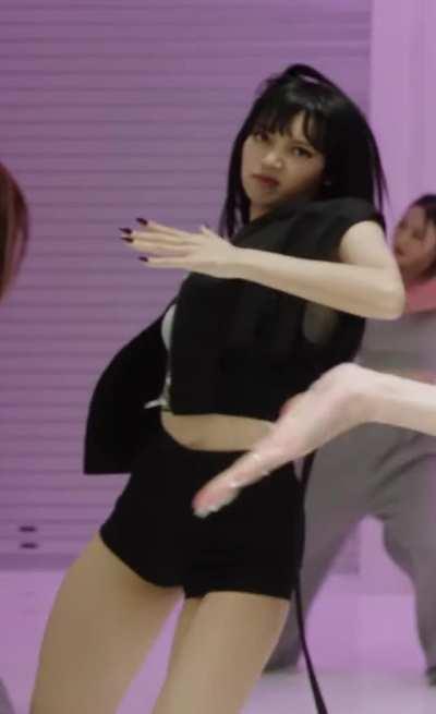 I need Lisa to sit on my face and grind her sweaty pussy on my mouth right after this performance 🤤