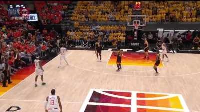 [Highlight] O'Neal tries to hit Kennard while falling out of bounds but ends up sending the ball into the bleachers