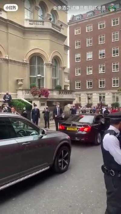 可真有你的啊外交部！咱老王头去参加人家老佛爷白事儿，驻英使馆竟然组织一批人在下榻招待所前举红底白字横幅，挥舞五星旗，喊“欢迎欢迎热烈欢迎” 😅