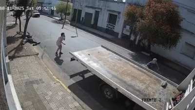 #Azul UN CHOFER DISCUT&Iacute;A CON UN MOTOCICLISTA, LO ENCERR&Oacute; Y APLAST&Oacute; CON SU CAMI&Oacute;N DE REMOLQUES CONTRA UN &Aacute;RBOL: LO MAT&Oacute; Y QUED&Oacute; IMPUTADO POR HOMICIDIO