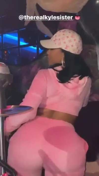 Fat butt got us 🧱