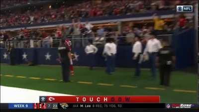 [Highlight] Tyreek Hill goes around and through the Cowboys defense for the TD (DAL vc KC, 2017)