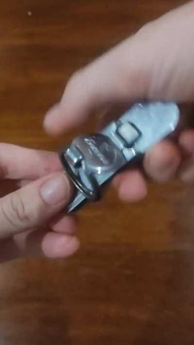 Alguien tiene idea bien de como se usa este llavero y de que es?