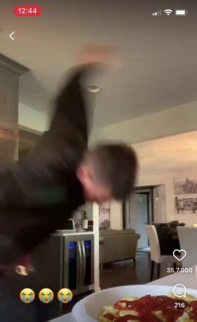 WCGW twisting the ketchup