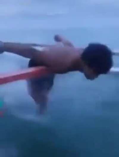 Eu indo agarrar a sua bundinha 😐