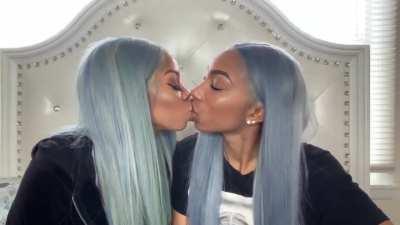 Lola and Moni kissing briefly