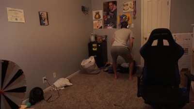 My first ever twerking video. How did I do ? I hope I didn't disappoint. I know my form is a bit stiff, I'll try to be more loose in my next video ;)