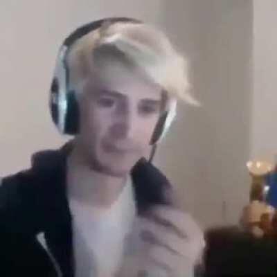 Cuando miras los memes de new😎