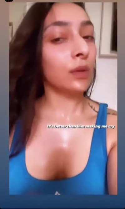 Wanna lick that sweat of her body