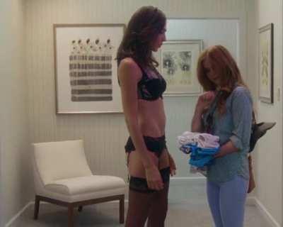 Oh, how I wish more had happened in this scene between Gal Gadot and Isla Fisher