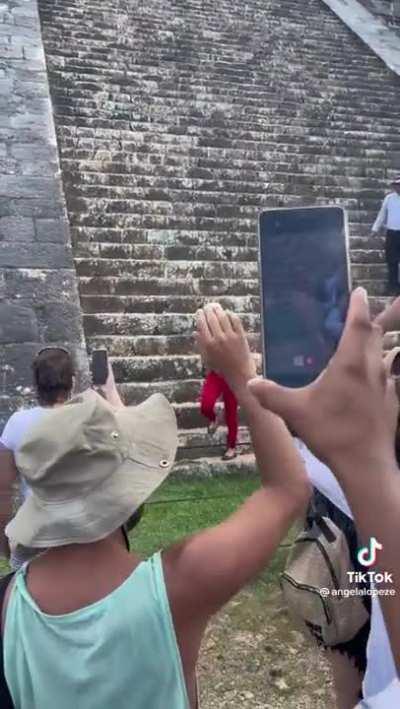 This f00l must have broken free from a nut house