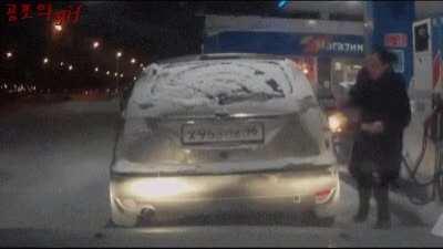 Petrol cap is frozen. I should melt it.