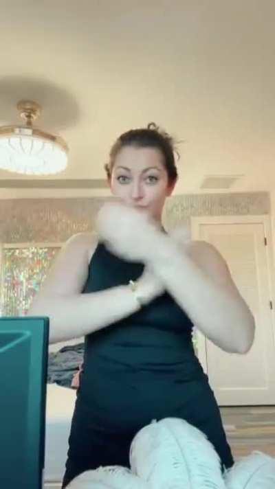 Dhinamma...kaapadandi ayya nannu,Chachipoyela unna dani andhaniki,em andham ayya...Dani Daniels mana pulse baaga pattukuntadhi..epudu ela leaplo telusu ...ee papa andriki telise untadhi parichayam akkarledu anukunta prendss....😋😋
Devatha!!