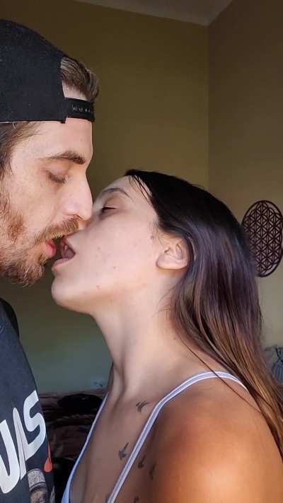 Hot kisses always result in a wet pussy