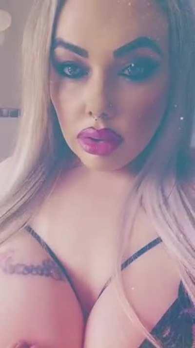 The thiccc queen is here 🖤