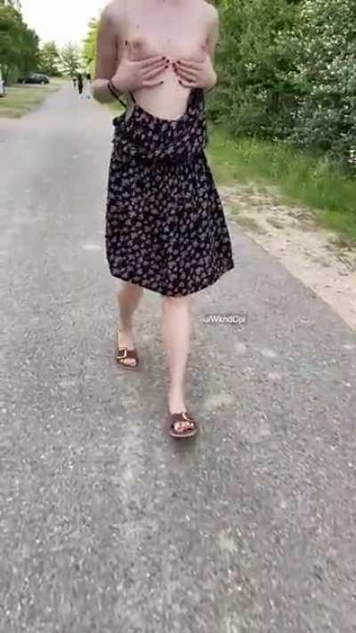 Risky titty flash with strangers around