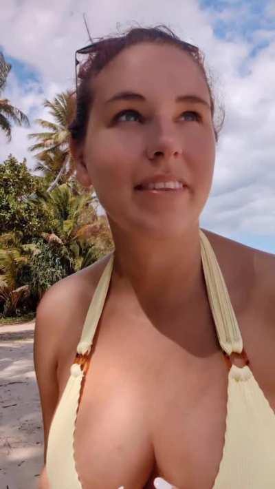 I love getting my tits out on the beach!! ⛱️ I do this all the time on my spicy pages! Come check me out www linktr.ee/marilynmerlot