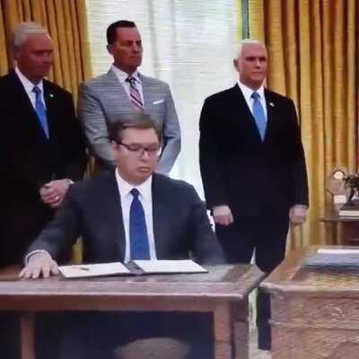 Президент Сербии подписал (не глядя) соглашение, предусматривающее перенос сербского посольства в Израиле на новое место в Иерусалим.