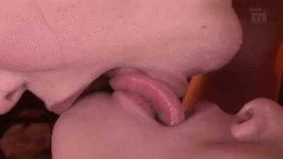 Mmmm fuck I love gooning to lesbians kissing, don't you gooner?~💜