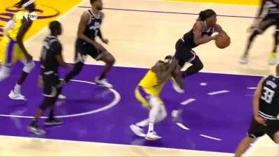 [Highlight] Pat Bev gets assaulted on the court