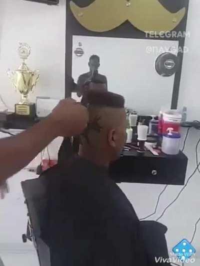 - Хочу причёску, напоминающую о том, как я стал мужчиной. - Ни слова больше!