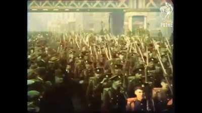 Amazing 1922 Pathé footage of the new Irish Free State - incredibly colourised by @robvross247. It features General Richard Mulcahy (hoisting the Irish flag) and General Macready (taking the final salute) as British Troops left Dublin for the last time.