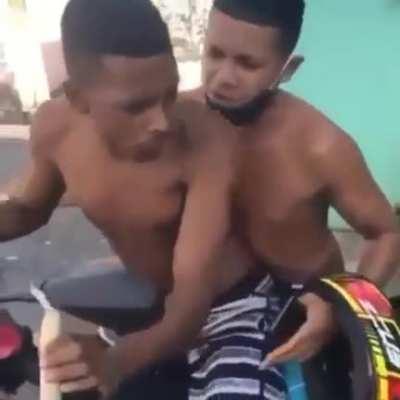 vc tem 10m pra parar com essa brincadeira gostosa hein!