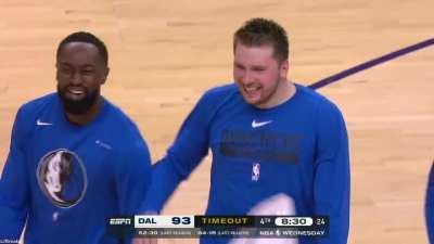 [Highlight] Christian Wood nails the heat check triple and shrugs as he scores 16 consecutive points for the Mavericks