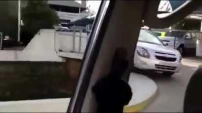 Core ameaçando a monika pra ele não ficar ela