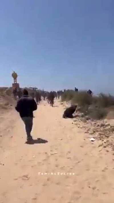 An activist recorded the moment when Israeli occupation forces targeted journalists and displaced Palestinians attempting to return to Gaza City and the northern Gaza areas today, resulting in casualties