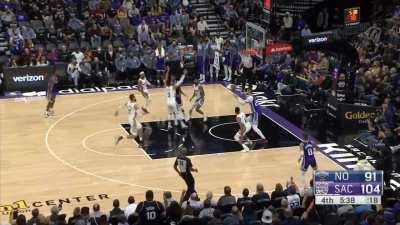 [Highlight] Fox hits the three then finds Len for the powerful dunk to cap off a 14-0 Kings run