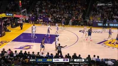 [Highlight] Curry pushes the ball, passes to Thompson who is unawares