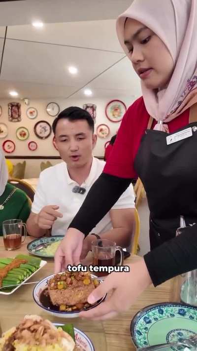 China Food Vlogger Shoaib Ma Explores Nyonya Cuisine in Malacca