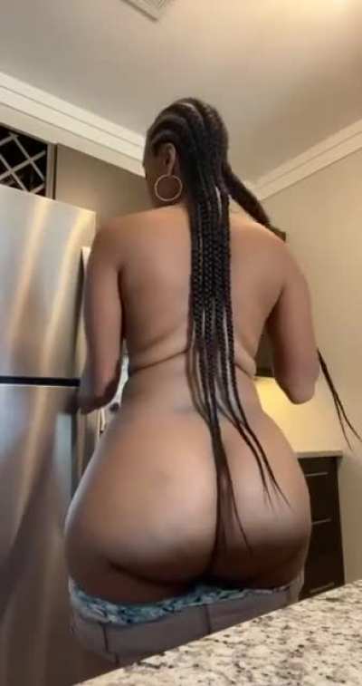 DOES ANYONE KNOW WHO THIS IS?👀👀👀