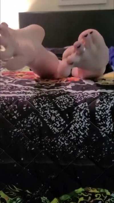 I love how weak and horny my feet make you