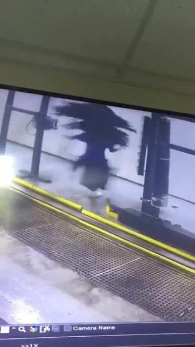 Jovem aprendiz no primeiro dia de trabalho