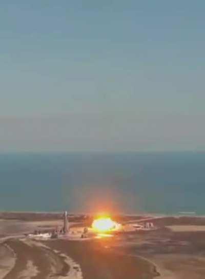 SpaceX'in, Starship roketi iniş sırasında patladı.