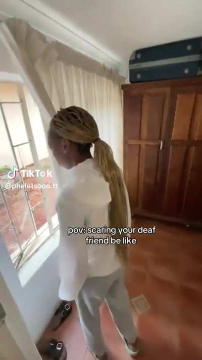 Scaring in sign language 