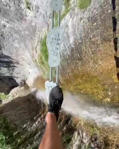 This video was taken in Italy at a crossing in a ravine near Lake Garda. The drawbridge is equipped with two ropes that secure the belaying rope, so the crossing is quite safe.