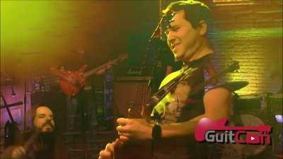 Are there any music theoy experts who could tab this fantastic solo?