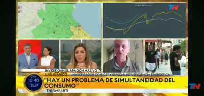 Profesor ense&ntilde;&aacute;ndole a hablar con propiedad a conductora de TN